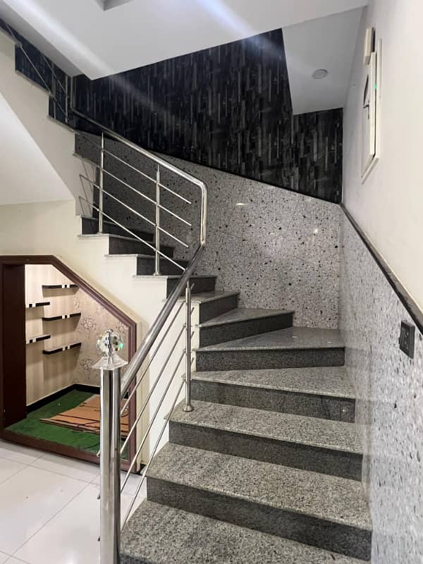 125 Yards Villa in Ali Block on Petrol Pump Entrance 3