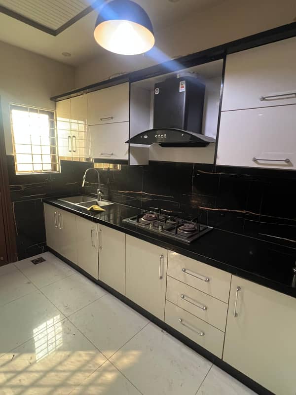 125 Yards Villa in Ali Block on Petrol Pump Entrance 5