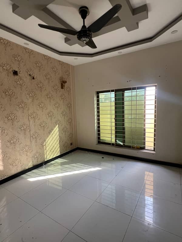 125 Yards Villa in Ali Block on Petrol Pump Entrance 6