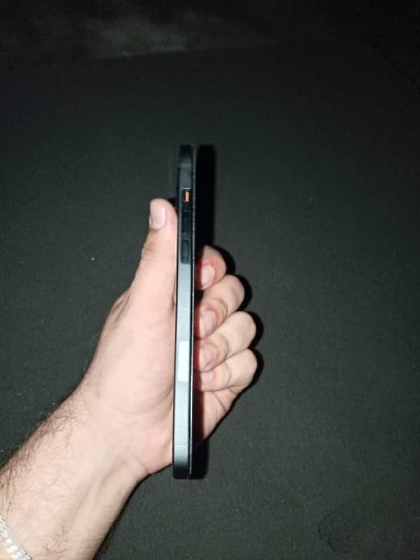 i phone 15 plus 10 by 10 con all ok bilkoul perf hai kohy masla ni hai 2