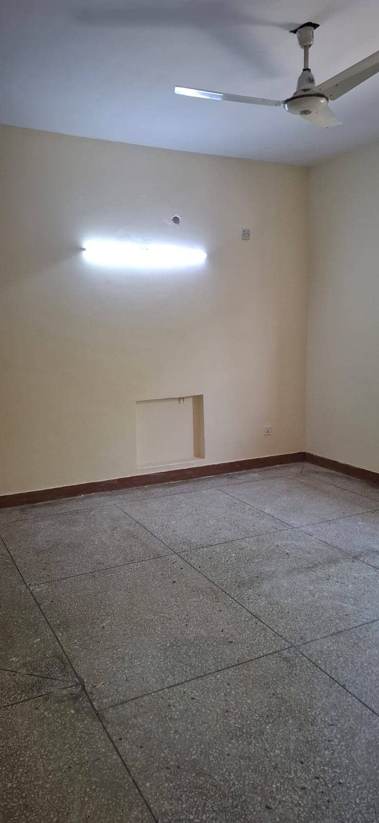 Upper portion for rent at prime location in G-10/1 8
