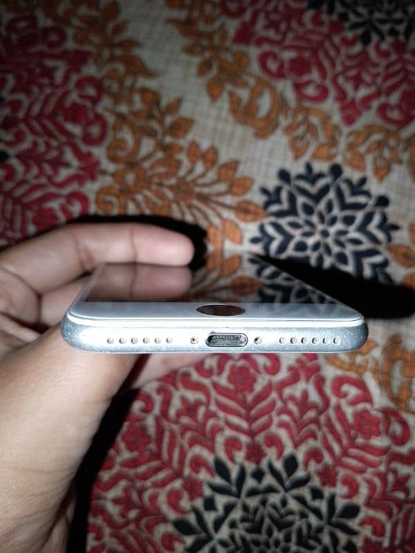 urgent  sell Apple iPhone 7 – Silver (32GB) – 2