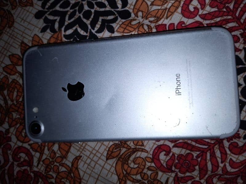 urgent  sell Apple iPhone 7 – Silver (32GB) – 5