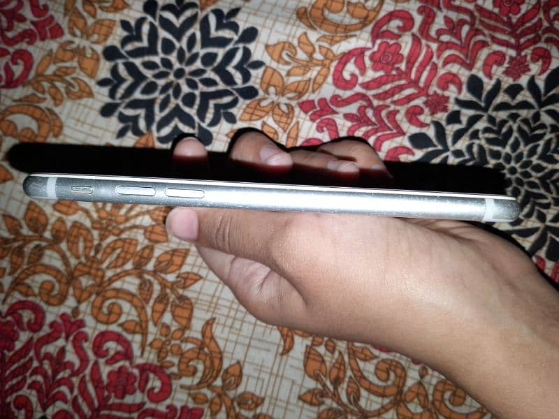 urgent  sell Apple iPhone 7 – Silver (32GB) – 6