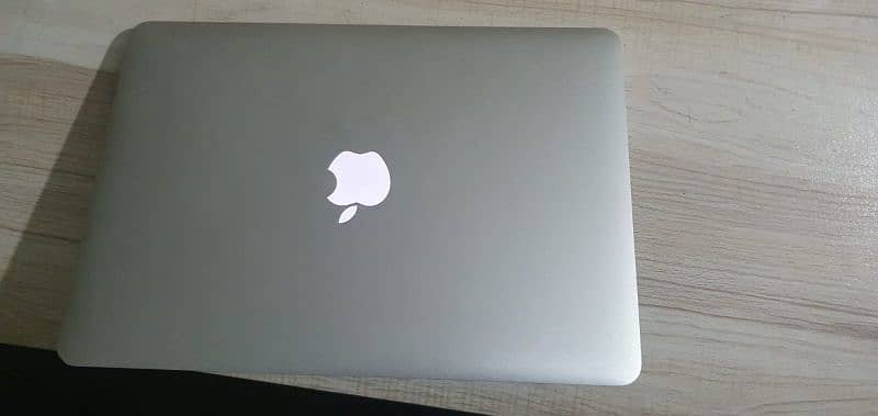 Macbook Air 2017, 10/10 condition. 0