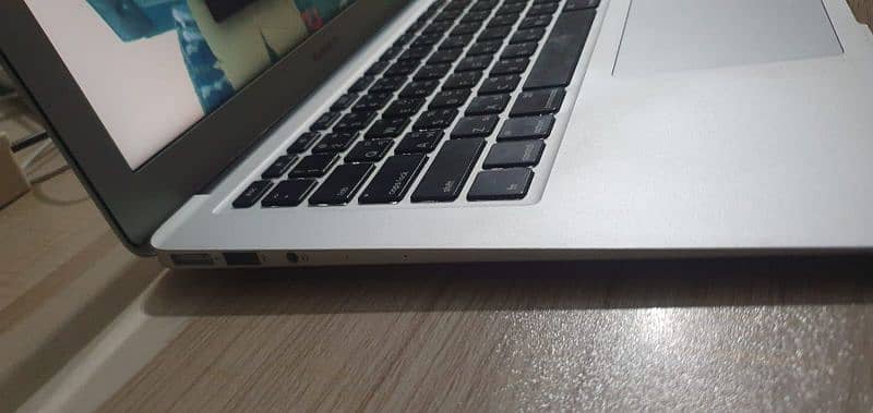 Macbook Air 2017, 10/10 condition. 3