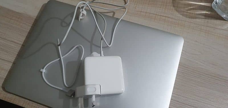Macbook Air 2017, 10/10 condition. 6
