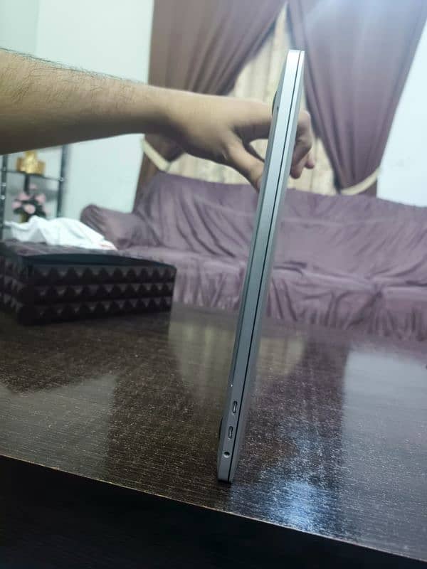 Macbook pro 2019 with original charger (10/10) condition 3