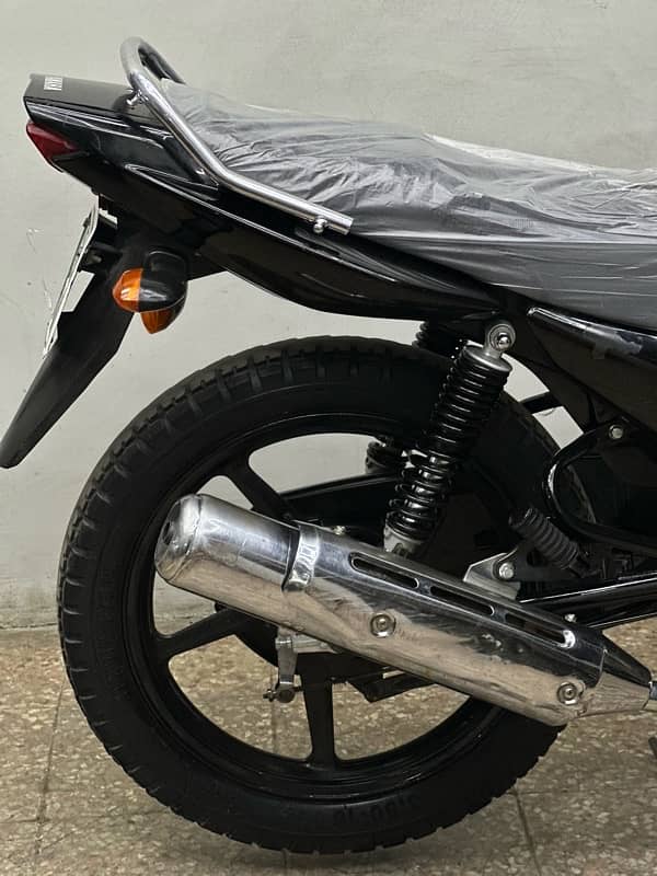 yamaha ybr125g 2017 model ( 2 digit golden num ) 6
