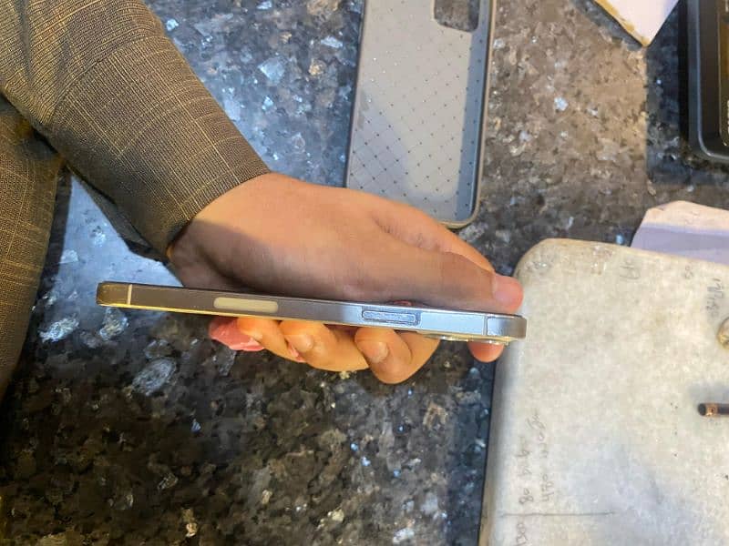 Iphone 12 pro with box 5