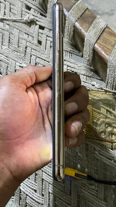 I phone 11 pro max PTA approved  phone number 03091462586 1
