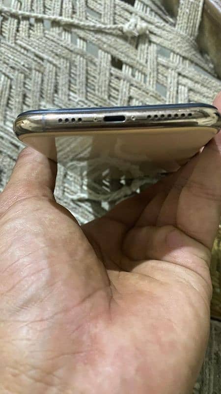 I phone 11 pro max PTA approved  phone number 03091462586 4