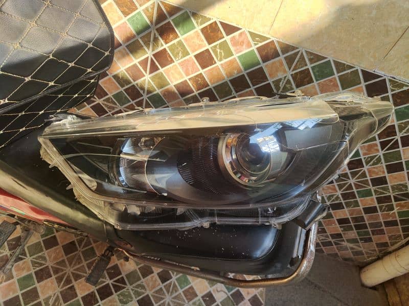 TOYOTA YARIS HATCHBACK JAPANESE FRONT LEFT HEADLIGHT 0