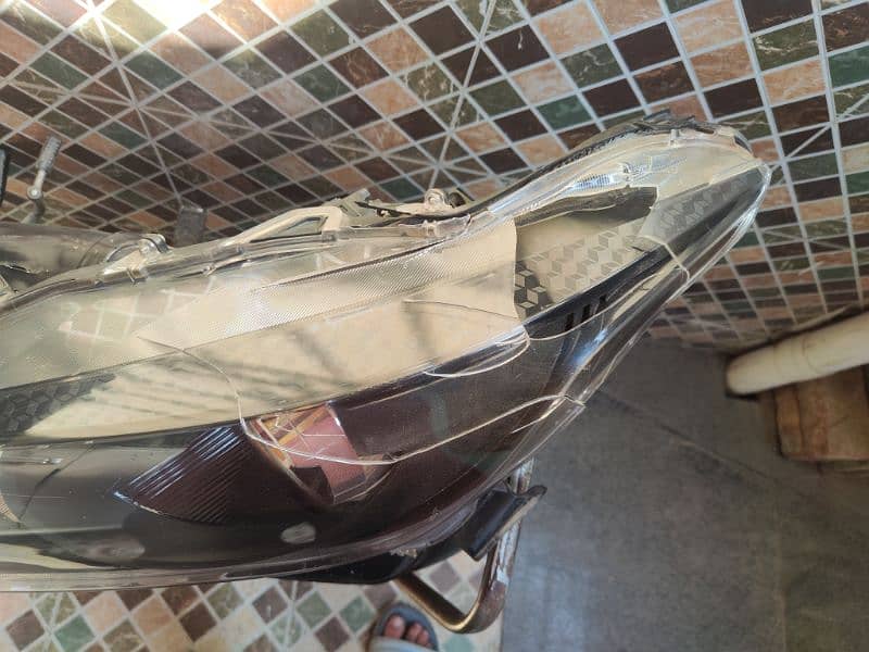 TOYOTA YARIS HATCHBACK JAPANESE FRONT LEFT HEADLIGHT 2