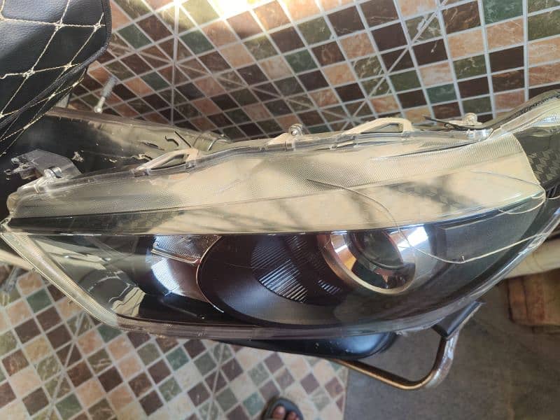 TOYOTA YARIS HATCHBACK JAPANESE FRONT LEFT HEADLIGHT 3