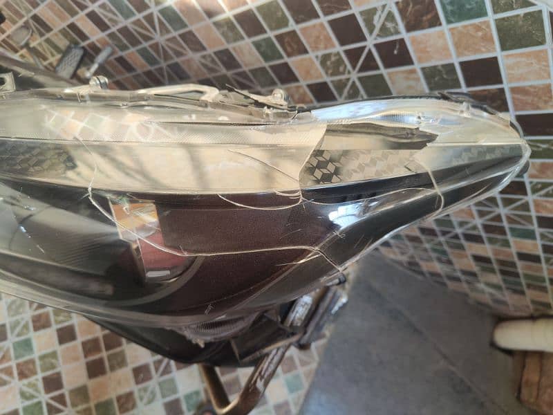 TOYOTA YARIS HATCHBACK JAPANESE FRONT LEFT HEADLIGHT 4