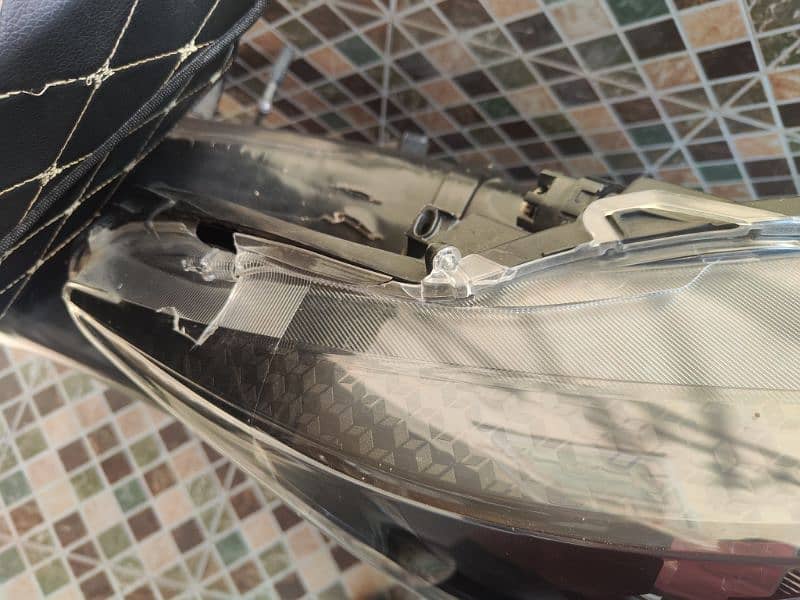 TOYOTA YARIS HATCHBACK JAPANESE FRONT RIGHT HEADLIGHT 1