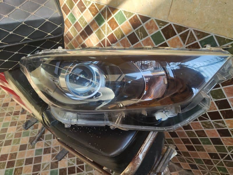 TOYOTA YARIS HATCHBACK JAPANESE FRONT RIGHT HEADLIGHT 2
