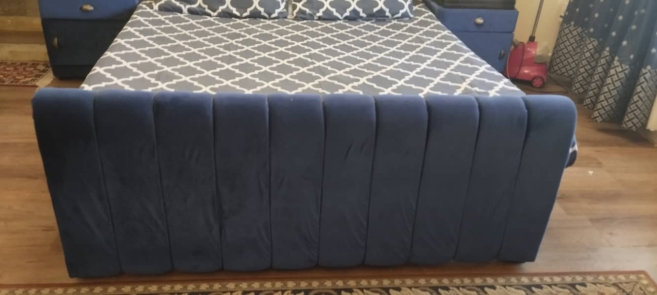 Bed with side tables 3