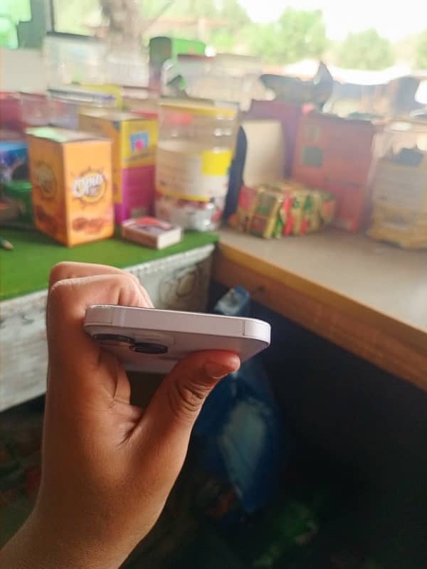 iphone 14 10/10 condition 99 health with box and cable 4
