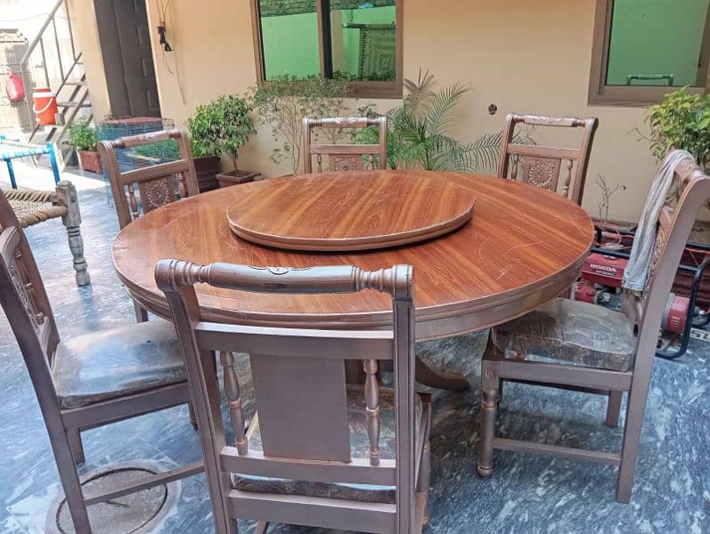 6 chairs 1 table 0