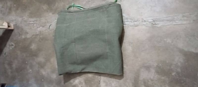 1 adad new tarpal dastyab hai. dukan/Ghar ke liye 1