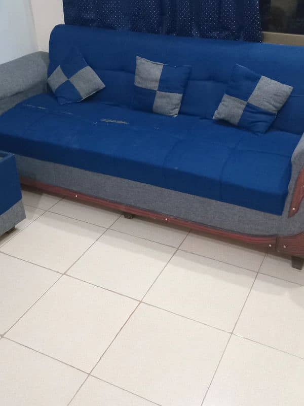 Aoa I'm selling my sofa set 5 seter n centre table 0