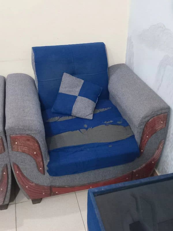 Aoa I'm selling my sofa set 5 seter n centre table 1
