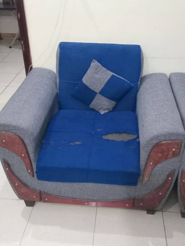 Aoa I'm selling my sofa set 5 seter n centre table 2