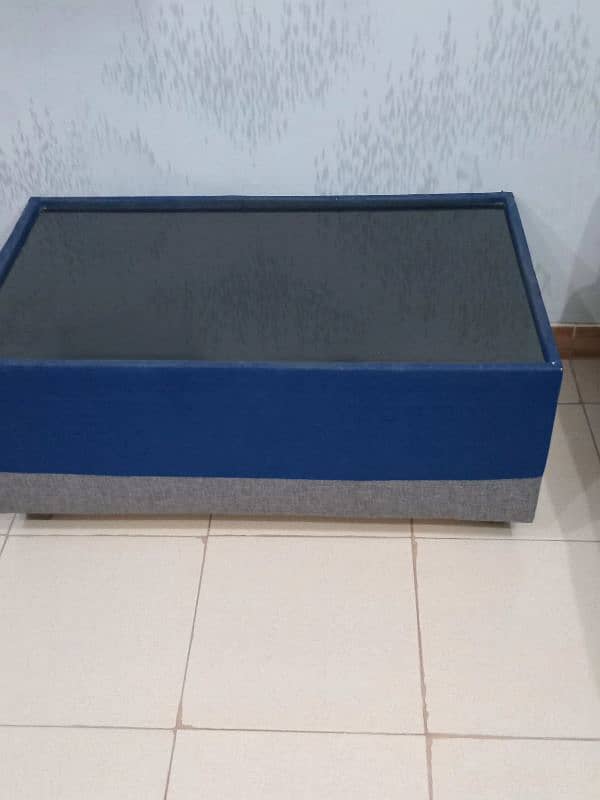 Aoa I'm selling my sofa set 5 seter n centre table 3