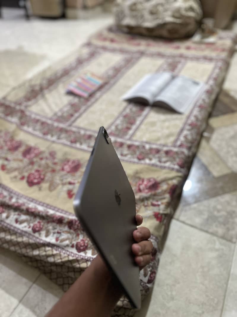 iPad 2020 M1 contact only WhatsApp 2