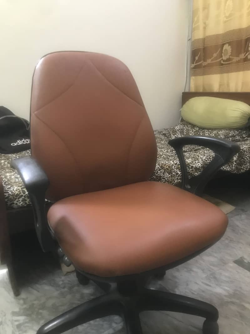OLD COMPUTER CHAIR FOR SALE 0