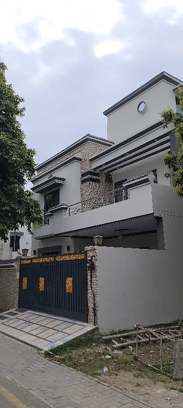 10 Marla House For Sale In Sukh Chayn Gardens Lahore 0