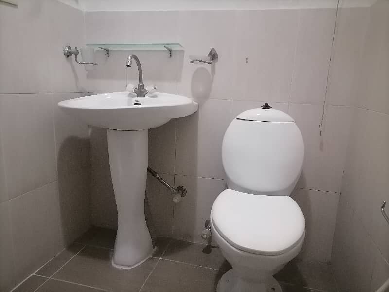 Get A 5 Marla Flat For Rent In Askari 11 - Sector C 18