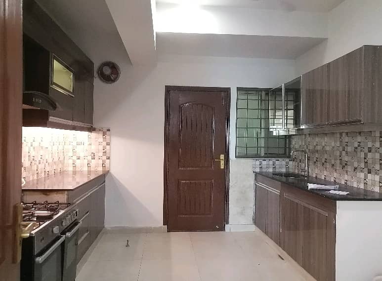 10 Marla Flat For Sale In Askari 11 - Sector B Lahore 7