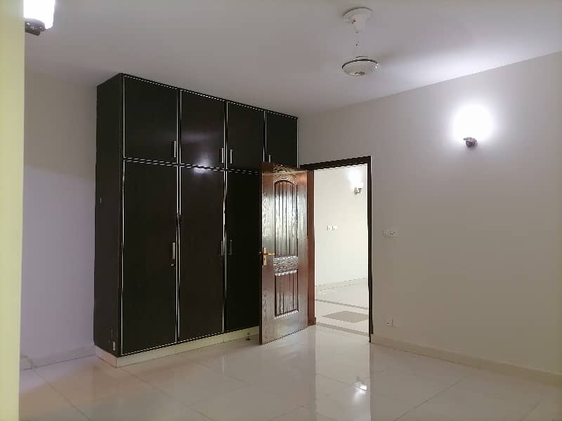 10 Marla Flat For Sale In Askari 11 - Sector B Lahore 12