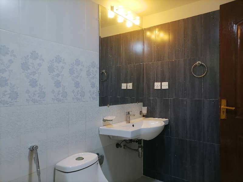 10 Marla Flat For Sale In Askari 11 - Sector B Lahore 13
