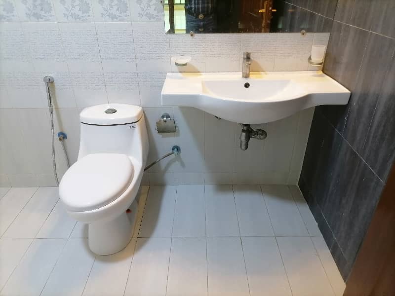 10 Marla Flat For Sale In Askari 11 - Sector B Lahore 14