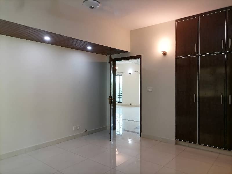 10 Marla Flat For Sale In Askari 11 - Sector B Lahore 15