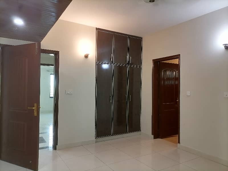 10 Marla Flat For Sale In Askari 11 - Sector B Lahore 16