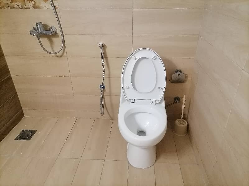 10 Marla Flat For Sale In Askari 11 - Sector B Lahore 18
