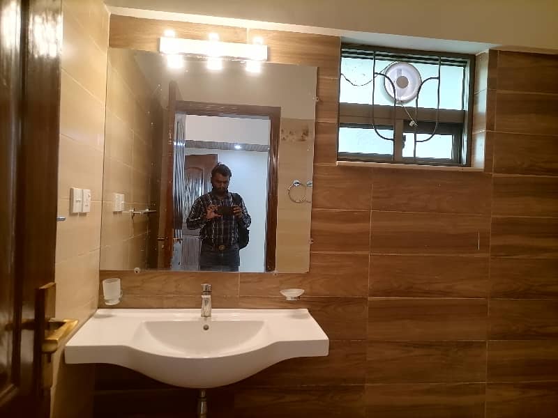 10 Marla Flat For Sale In Askari 11 - Sector B Lahore 19