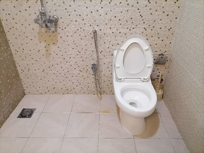 10 Marla Flat For Sale In Askari 11 - Sector B Lahore 22