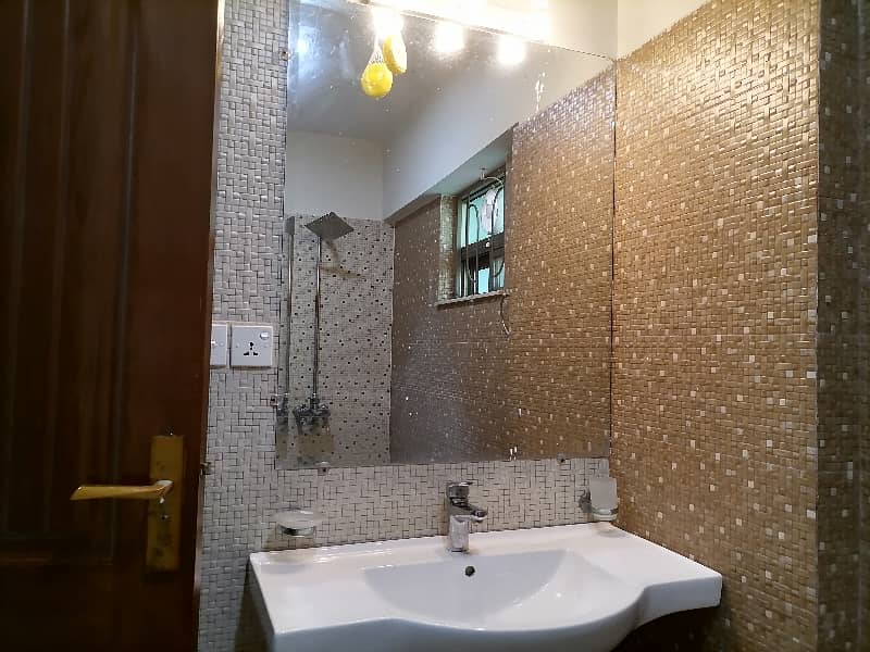 10 Marla Flat For Sale In Askari 11 - Sector B Lahore 23