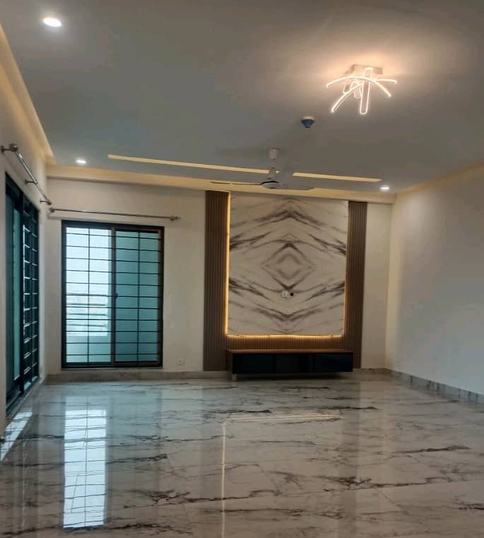 10 Marla Flat Is Available In Affordable Price In Askari 11 - Sector D 0