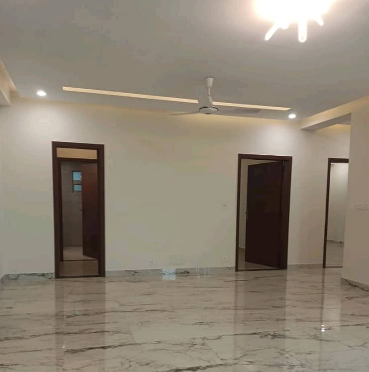 10 Marla Flat Is Available In Affordable Price In Askari 11 - Sector D 1