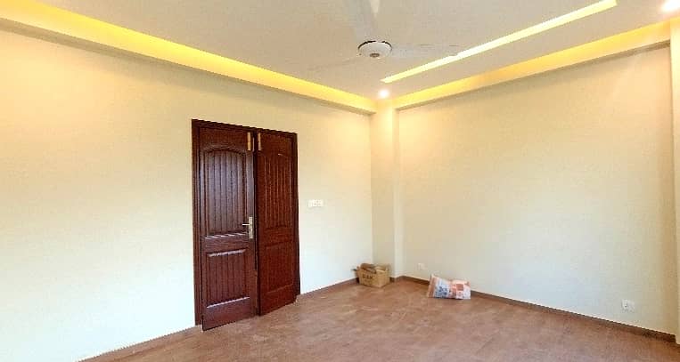 10 Marla Flat Is Available In Affordable Price In Askari 11 - Sector D 2