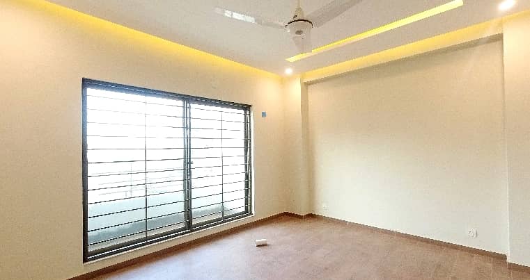 10 Marla Flat Is Available In Affordable Price In Askari 11 - Sector D 3