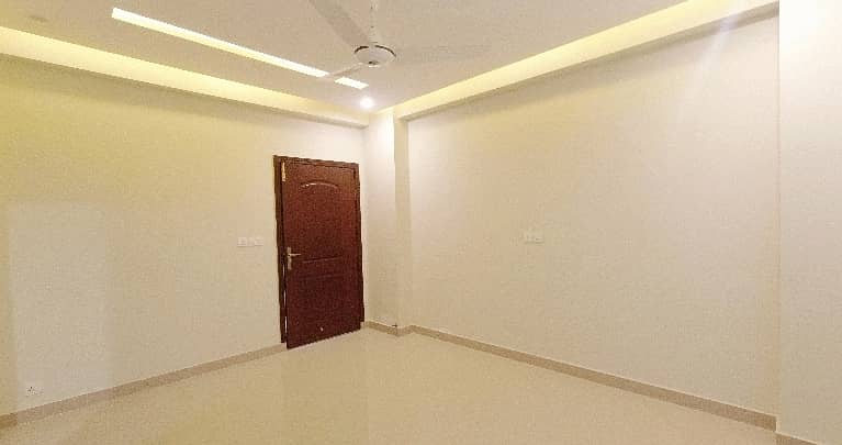 10 Marla Flat Is Available In Affordable Price In Askari 11 - Sector D 5