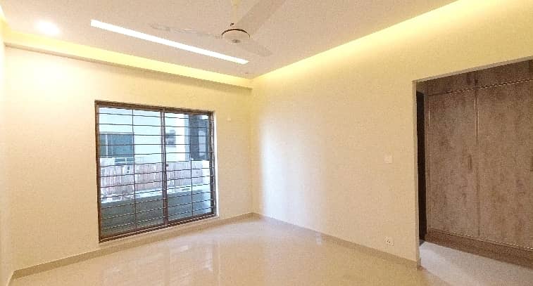 10 Marla Flat Is Available In Affordable Price In Askari 11 - Sector D 6